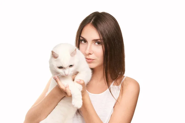 Jovem mulher segurando gato branco. Conceito de alergia — Fotografia de Stock