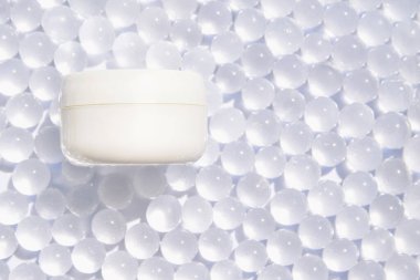 Yüz kozmetik ürünü. Jöle kabarcığı şeffaf arka plan. Deri temizleyici