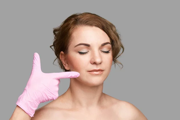 Tratamiento de spa facial. Dermatología máscara de spa. Terapia de desintoxicación. Rejuvenecimiento de la piel — Foto de Stock