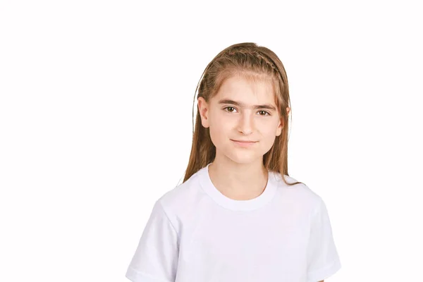 Детский портрет в белой футболке. Концепция студии — стоковое фото