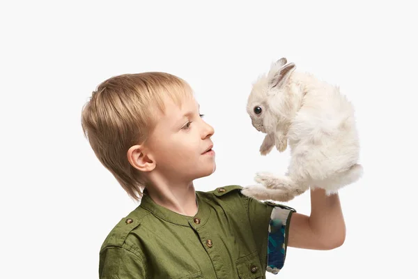 Petit joli garçon tenant bébé lapin en fourrure. Charmant animal blanc. Joyeuse Pâques — Photo