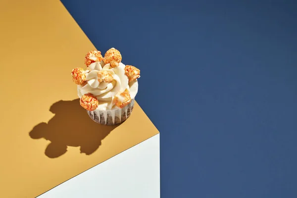 우리 크림 컵 케익이야. 생일맛있는 빵집. 쿠키들. 맛있는 버터크림 디저트 — 스톡 사진
