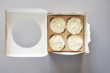 Kremalı kek ile karton kutu. Doğum günü tatlı pastanesi. Kurabiyeler paketlenmiş. Tatlı nefis.