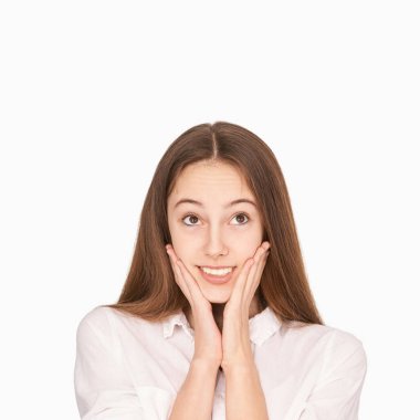 Mutlu gülümseme duygusu. Sürpriz bir jest. Çekici bir genç. Yüze yakın eller