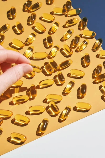 Tobolky Omega3 gel v košíku. Stín slunce. Žlutý vitamin. Zdravotní stravování — Stock fotografie