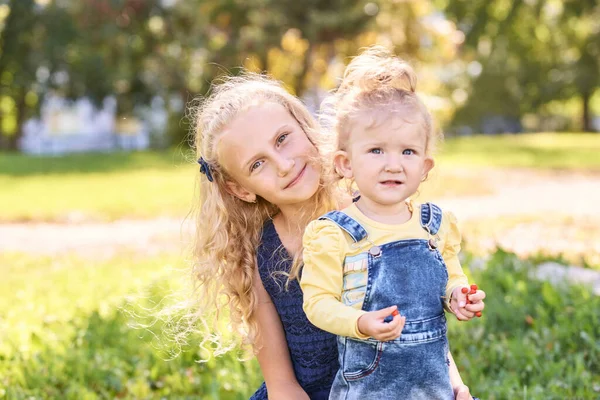 Two little sisters together at park. Family happiness portrait. Female child — Stock Photo, Image