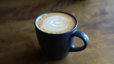 Kahve molası. Cappuccino krema sanatı. Eko Kupa 'da kahvaltı içeceği.