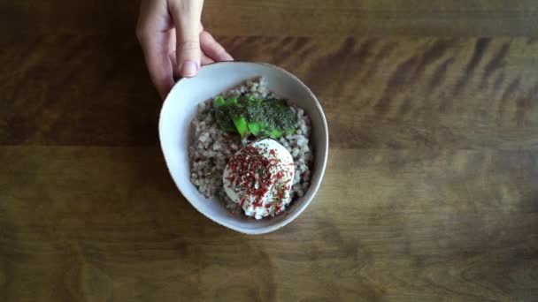 Hälsosam mat på ett vegankafé. Grönt bovete med pocherat ägg och avokado. — Stockvideo