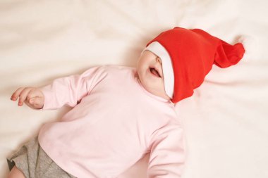 Yatakta yatan sevimli küçük çocuk. Çocukluk Xmas konsepti. Hafif arkaplan