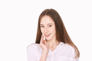 Genç bir kadın. Kirli deriyi temizliyorum. Rimelini çıkar. Pamuk yüz.