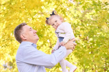 Babası ve kızı. Mutlu aile fotoğrafı. Bekar bir ebeveyn. Doğa Sonbaharı