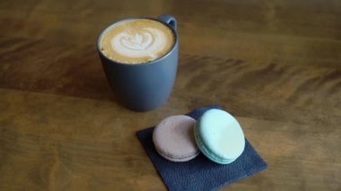 Kahve molası. Cappuccino krema sanatı. Eko Kupa 'da kahvaltı içeceği.