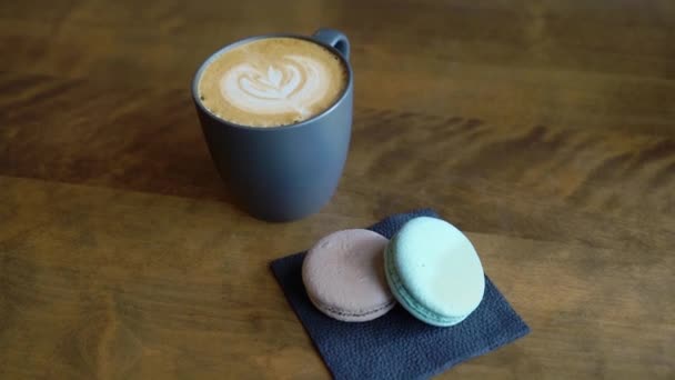 Pauza na kafe. Cappuccino krém umění. Snídaně nápoj v eko hrnku. — Stock video
