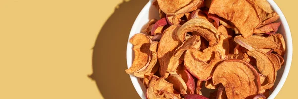 Knapperig gedroogd voedsel. Biologische lekkere chips. Zelfgemaakte snacks. Gesneden appelen — Stockfoto