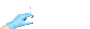 Mavi eldivenli kişi aşı şişesi şırıngasını tutuyor. Enjeksiyon eczanesi konsepti