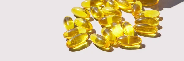 Tobolka přípravku Omega3 gel. Stín slunce. Žlutý vitamin. Zdravá výživa. Dietologický lék — Stock fotografie