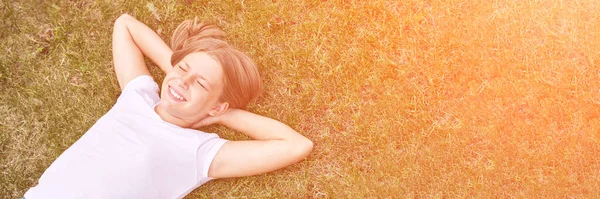 女の子の肖像画。屋外の緑の背景。十代の女の子で公園 — ストック写真