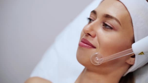 Utrustning för kosmetologi i Darsonval. Ansiktet rent förfarande. Salongsbehandling — Stockvideo