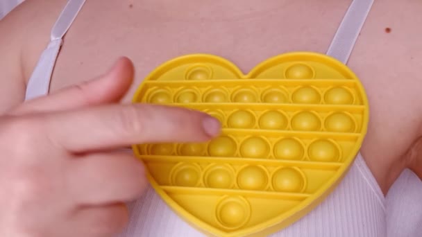 Nuovo giocattolo per bambini. Suonalo con le dita. Colore divertente — Video Stock