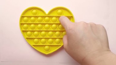 Yeni bebek oyuncağı. Parmaklarınla oyna. Komik renk