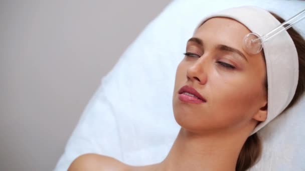 Aparatura kosmetologiczna Darsonvala. Procedura oczyszczania twarzy. Leczenie salonem. — Wideo stockowe