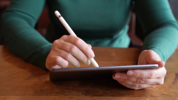 Pretty woman sitting in cafe and working. Green dress with long sleeves — Stock Video