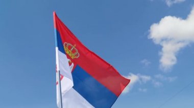 Mavi gökyüzü arka planında ulusal ülke bayrağı. Uçan kumaş sembolü