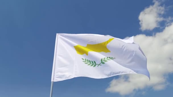 Nationalflagge auf blauem Himmel. Fliegendes Stoffsymbol — Stockvideo