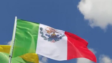 Mavi gökyüzü arka planında ulusal ülke bayrağı. Uçan kumaş sembolü