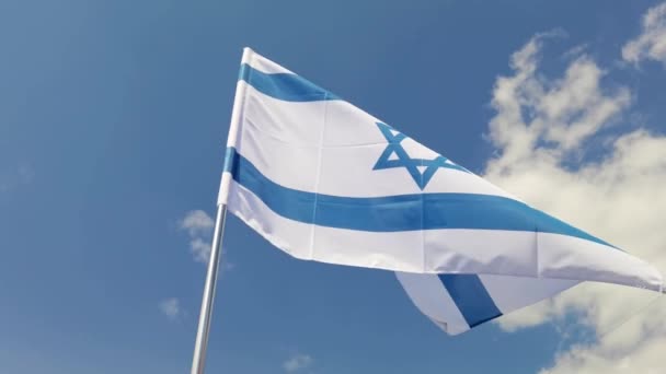 Bandera de país nacional sobre fondo cielo azul. Símbolo de tela voladora — Vídeo de stock