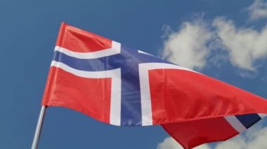 Mavi gökyüzü arka planında ulusal ülke bayrağı. Uçan kumaş sembolü