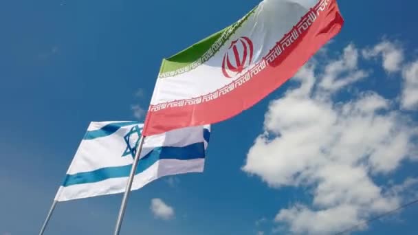 Drapeau national sur fond de ciel bleu. Symbole de tissu volant — Video