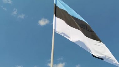 Mavi gökyüzü arka planında ulusal ülke bayrağı. Uçan kumaş sembolü