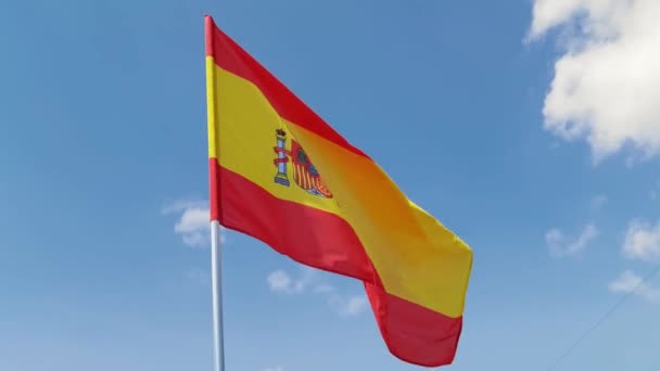 Bandera de país nacional sobre fondo cielo azul. Símbolo de tela voladora — Vídeos de Stock