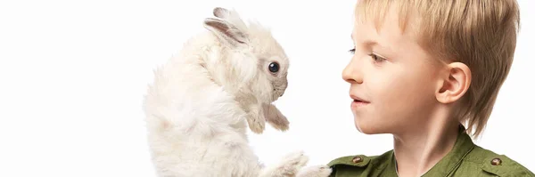 Niño bonito sosteniendo conejo de piel bebé. Blanco lindo estudio de mascotas. Feliz Pascua. — Foto de Stock