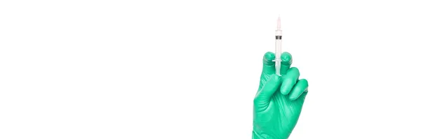 Человек в зеленой перчатке держит шприц с вакциной. Концепция инъекционной аптеки — стоковое фото