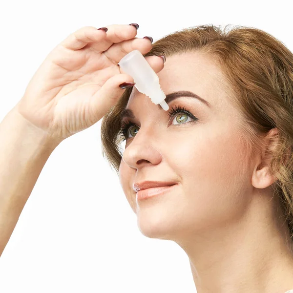 Woman using eye drops. Medicine treatment. Eyecare human problem. Ophtalmology — Stock Photo, Image