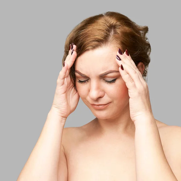 Uma jovem em casa. Olhos cansados. Estilo de vida de stress feminino. Nova educação normal — Fotografia de Stock