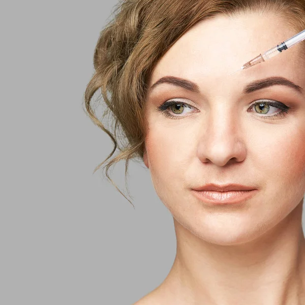 Injecção da agulha facial. Procedimento de cosmetologia de mulher jovem. Médico mão na luva — Fotografia de Stock