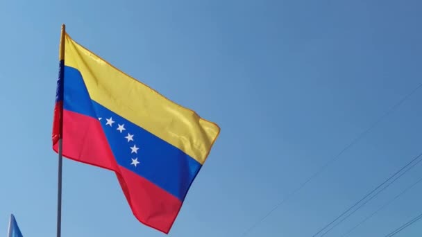 Bandera de país nacional sobre fondo cielo azul. Símbolo de tela voladora — Vídeos de Stock