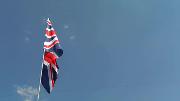 Bandeira nacional do país no fundo do céu. — Vídeo de Stock