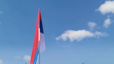 Mavi gökyüzü arka planında ulusal ülke bayrağı. Uçan kumaş sembolü