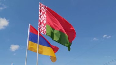 Gökyüzü arka planında ulusal ülke bayrağı.