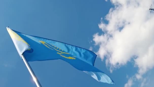 Nemzeti ország zászló kék ég háttér. Repülő szövet szimbóluma — Stock videók
