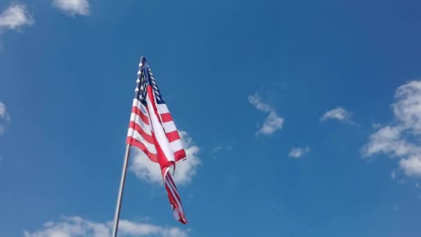 푸른 하늘 배경에 국가의 국기가 걸려 있습니다. 날으는 직물의 상징 — 비디오