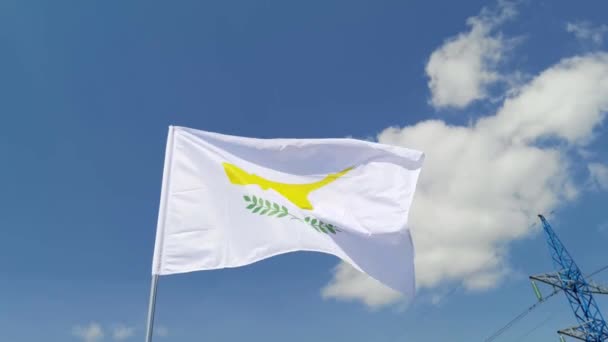 Nationalflagge auf blauem Himmel. Fliegendes Stoffsymbol — Stockvideo