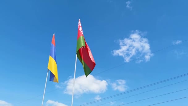 Drapeau national sur fond de ciel. — Video