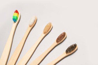Gri arka planda ekoloji diş fırçası seti. Farklı renk.