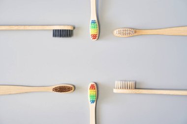 Ekoloji diş fırçası seti. Farklı renkte. Sürdürülebilir ağız ürünü