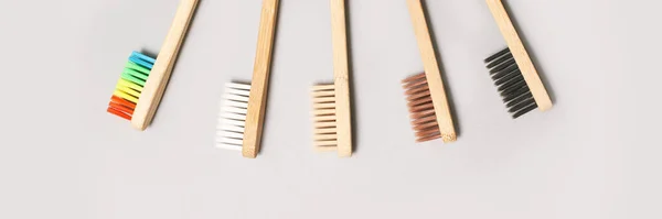 Set de cepillo de dientes ecológico sobre fondo gris. Color diferente. —  Fotos de Stock